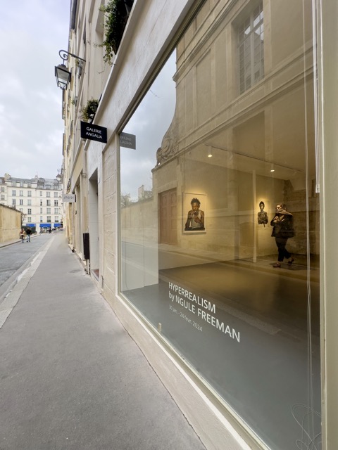 Devanture d’une galerie d’art rénovée, à Paris